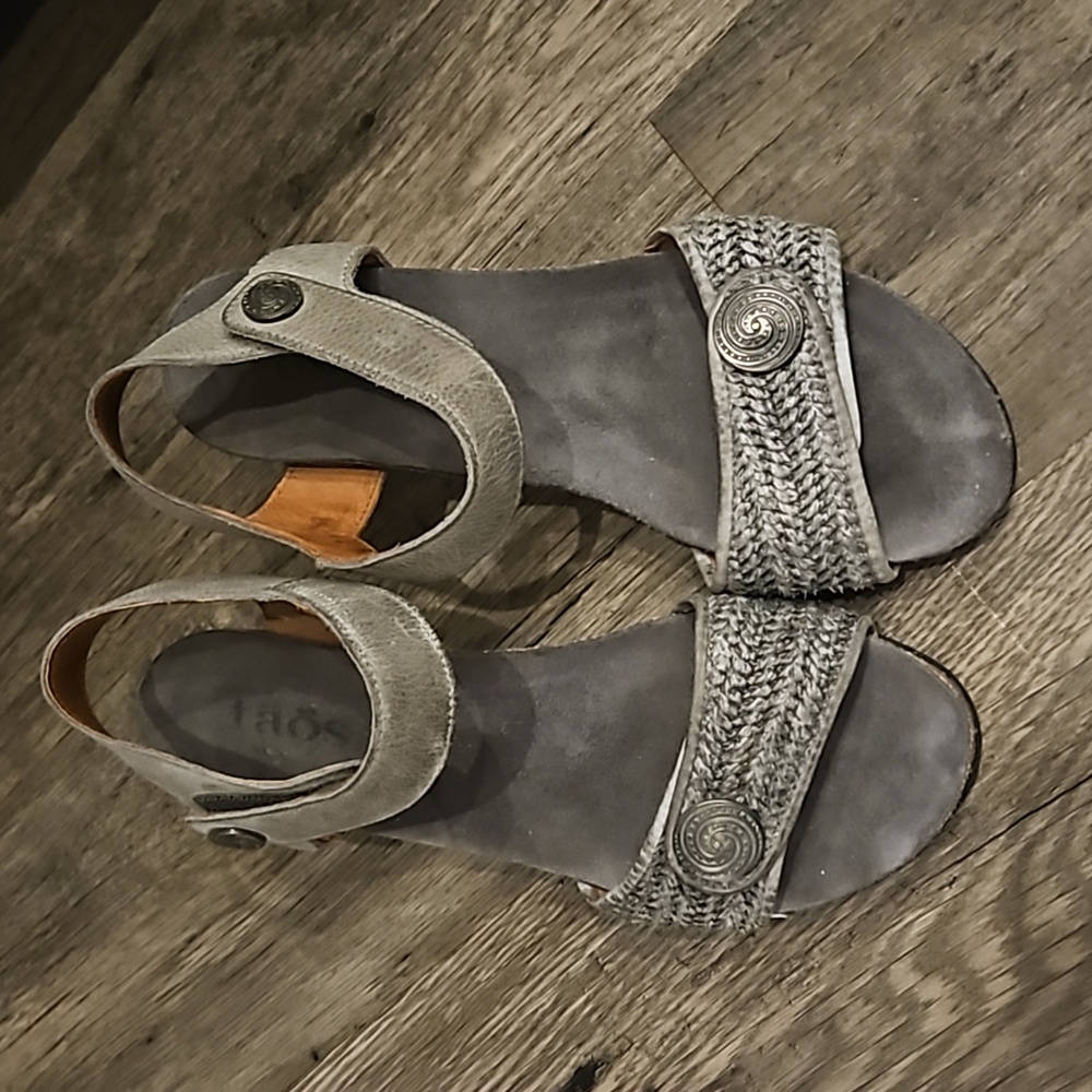 Taos sandals sz 38 US 7 - 7 1/2 gray leather woven toe adjustable straps